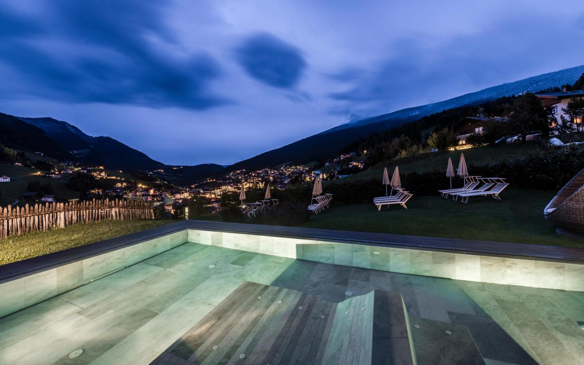 Alpenheim Charming & Spa Hotel Ortisei Ngoại thất bức ảnh